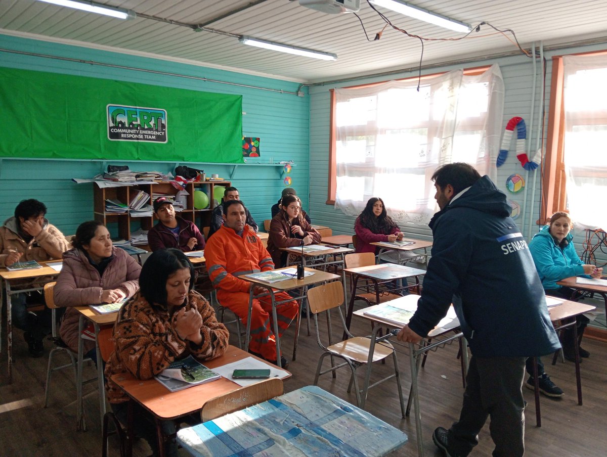 Senapred's tweet photo. Equipo regional de #SENAPREDLosLagos, junto al director comunal de #GRD de la comuna de #Castro, comienzan con capacitación del Curso #CERT en la Isla #Quehui, ubicada en Provincia de #Chiloé.
Esta instancia se desarrolla en el marco del acuerdo asociativo público-privado entre #SENAPRED, Transmarko y AquaChile.