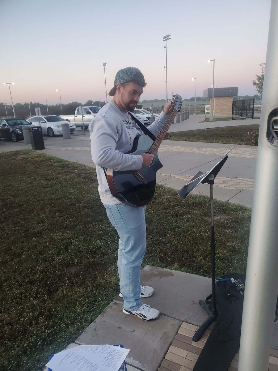 WichitaSEHS's tweet image. See you at the pole with @YoungLife and our students earlier this week. #WPSProud #OneHerd ##OneCall