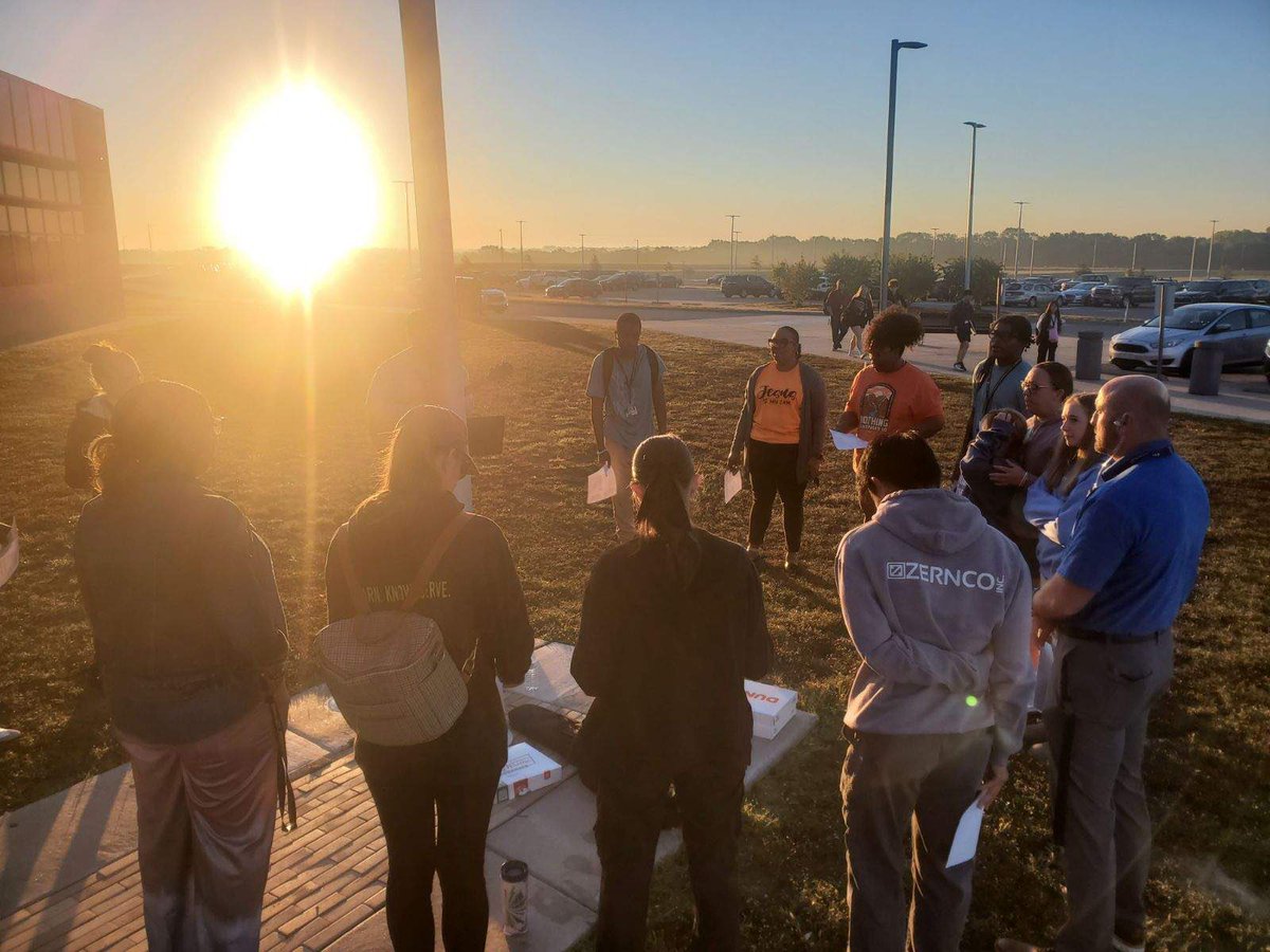 WichitaSEHS's tweet image. See you at the pole with @YoungLife and our students earlier this week. #WPSProud #OneHerd ##OneCall