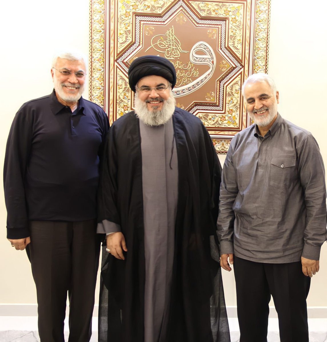 shadow140694181's tweet photo. و قل للأحزان تأتي فرداً علی الأقل
به غم ها بگو که لااقل یکی یکی بیایند!
#قهرمان_محله 
#برای_اسلام https://t.co/oXkfh3Fjrt
