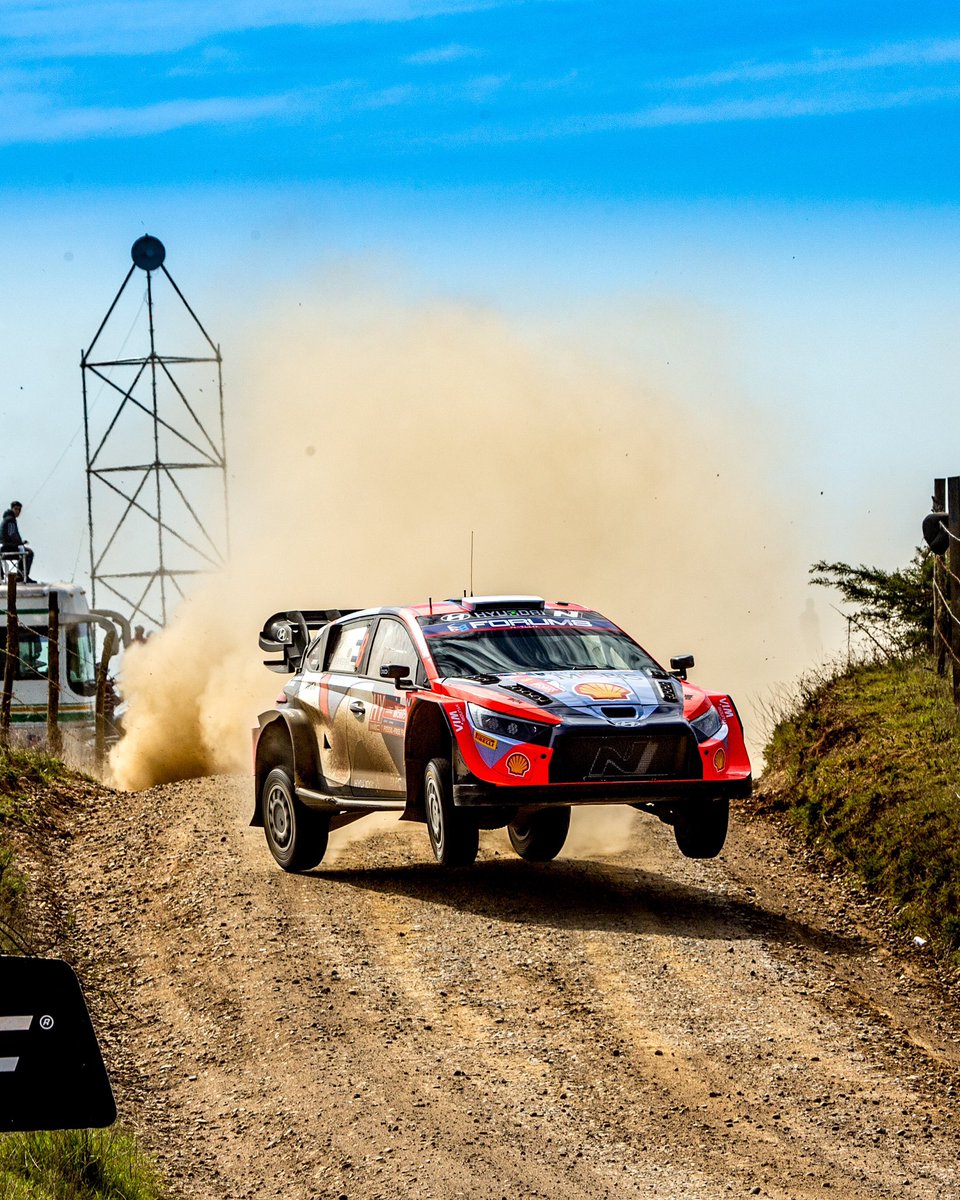 OttTanak's tweet photo. SS7 Pelun 1 (15,65 km):
💭”Quite many muddy places and stones on the road, quite a few surprises.”
1️⃣ Evans 10:35.0
2️⃣ Ogier +0.9
3️⃣ Rovanperä +1.4
4️⃣ TÄNAK +4.1
5️⃣ Neuville +4.3
#WRC #RallyChile #goOtt https://t.co/EsXzjzpXgC
