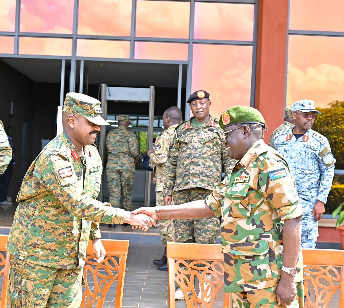 DeoAkiiki's tweet photo. The Chief of Defense Forces and Senior Presidential Adviser for Special Operations Gen Muhoozi Kainerugaba this afternoon held talks with his South Sudan counterpart Gen Santino Deng Wol.
The meeting at the Defense Intelligence and Security Headquarters focused on regional security issues of mutual interest.