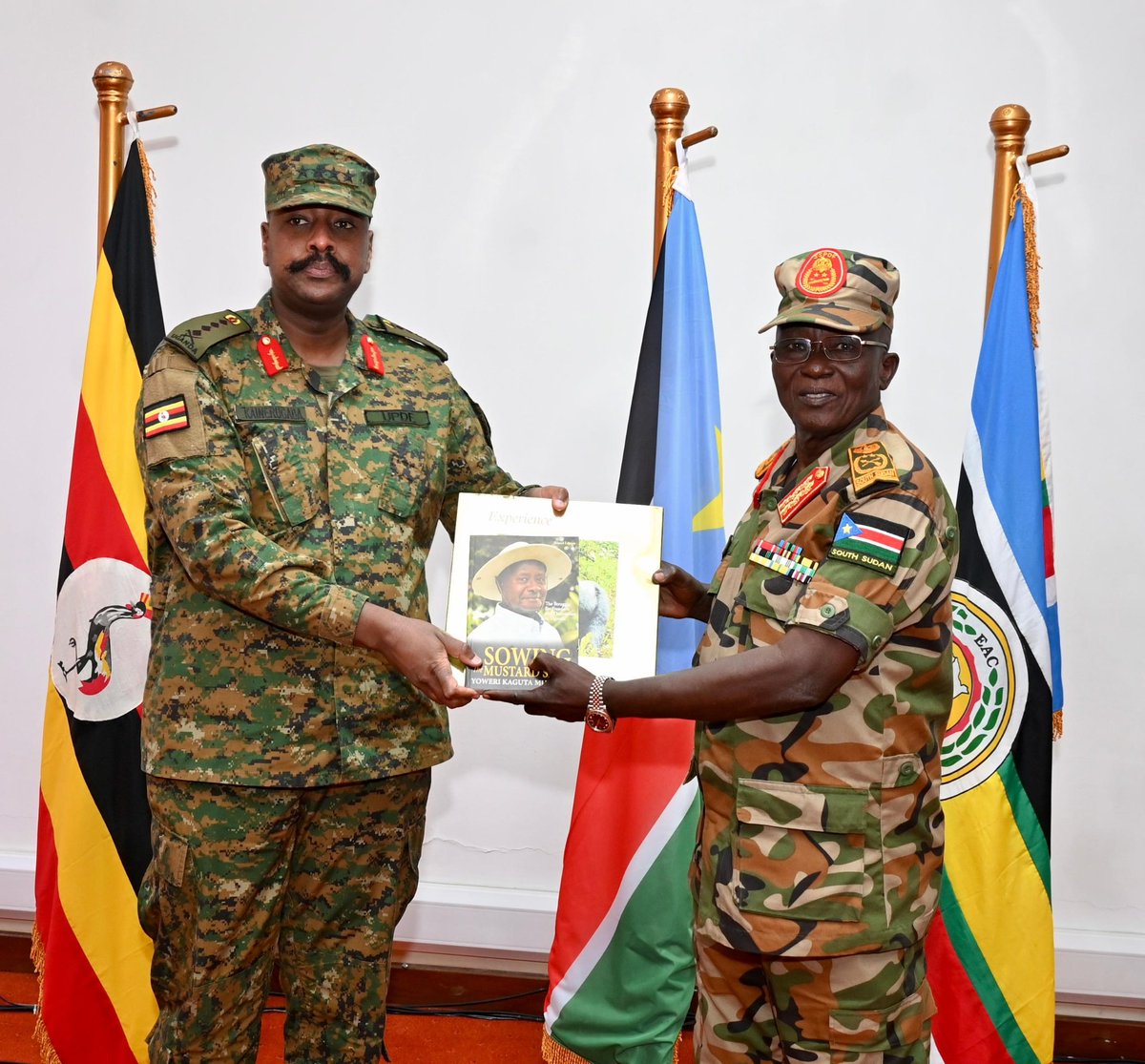 DeoAkiiki's tweet photo. The Chief of Defense Forces and Senior Presidential Adviser for Special Operations Gen Muhoozi Kainerugaba this afternoon held talks with his South Sudan counterpart Gen Santino Deng Wol.
The meeting at the Defense Intelligence and Security Headquarters focused on regional security issues of mutual interest.