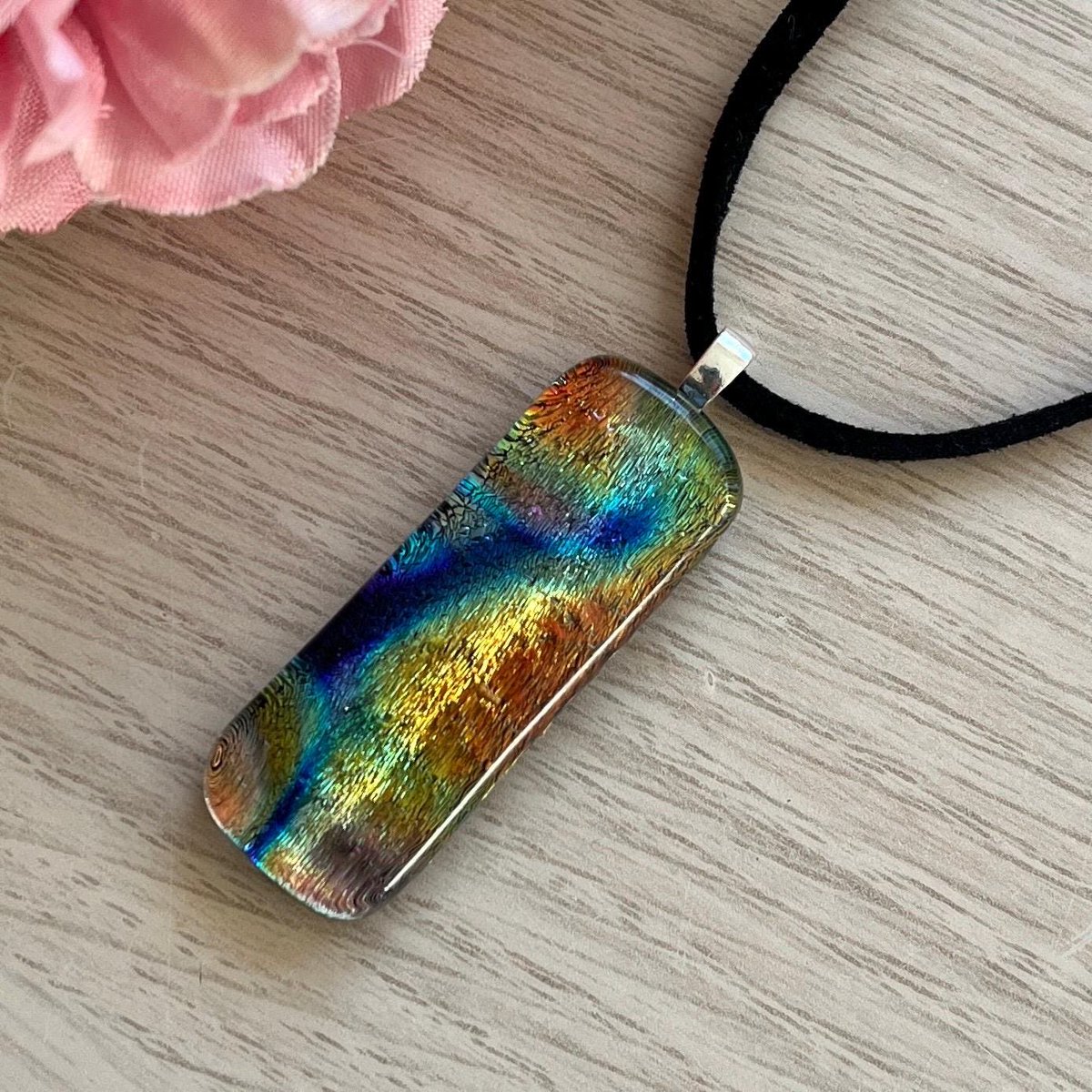 1Beautifulglass's tweet photo. Some sparkle on this beautiful autumn day! Available on faux suede or a choice of silver chains #dichroic #fusedglass #firsttmaster #shopindie #handmade #etsyukseller #hertfordshire #christmas https://t.co/XiontbYZ5z