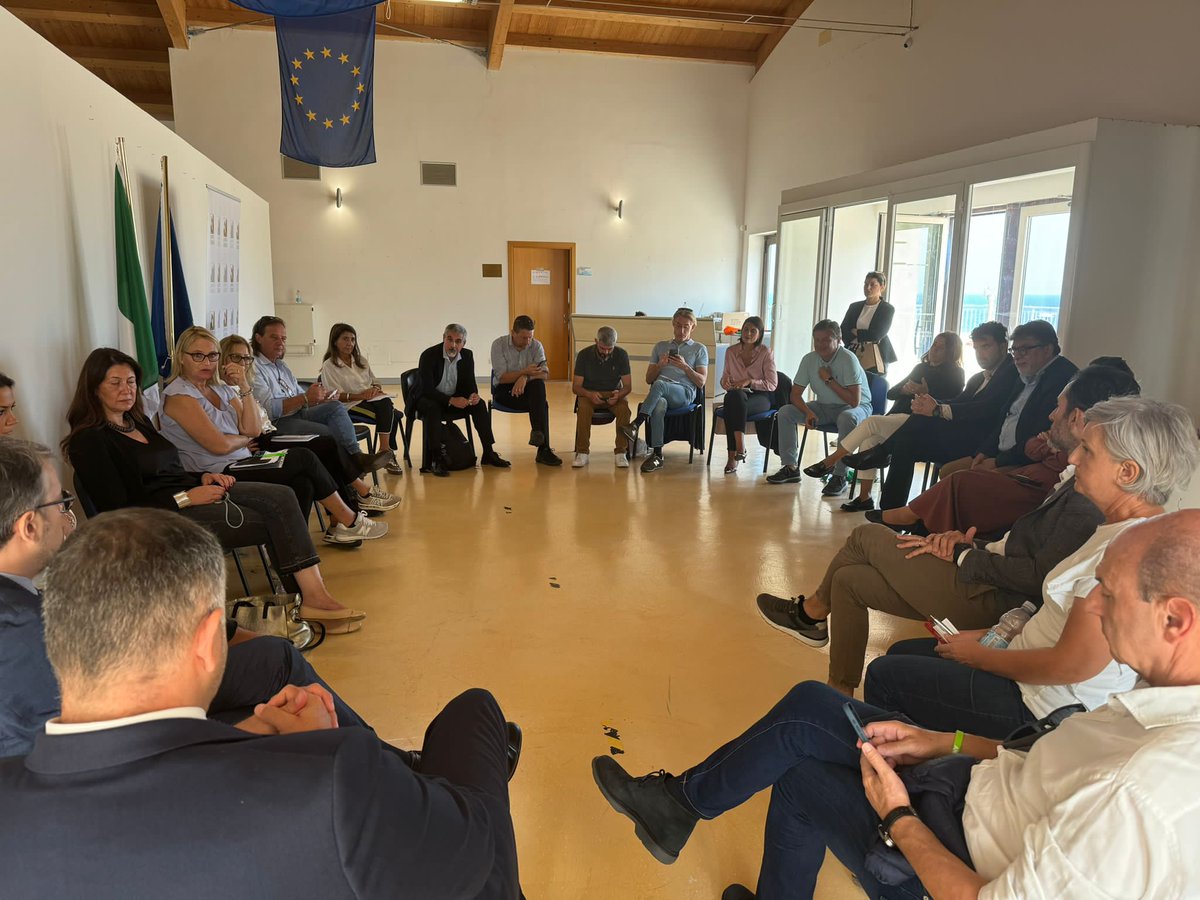 V^ edizione del training camp 24 di Ventotene: regione e comuni, un sistema in chiave europea. 
45 amministratori, 12 uditori, 12 segretari comunali e un buon numero di relatori di altissima qualità. Un'esperienza che richiede impegno organizzativo e di pensiero: va continuata!