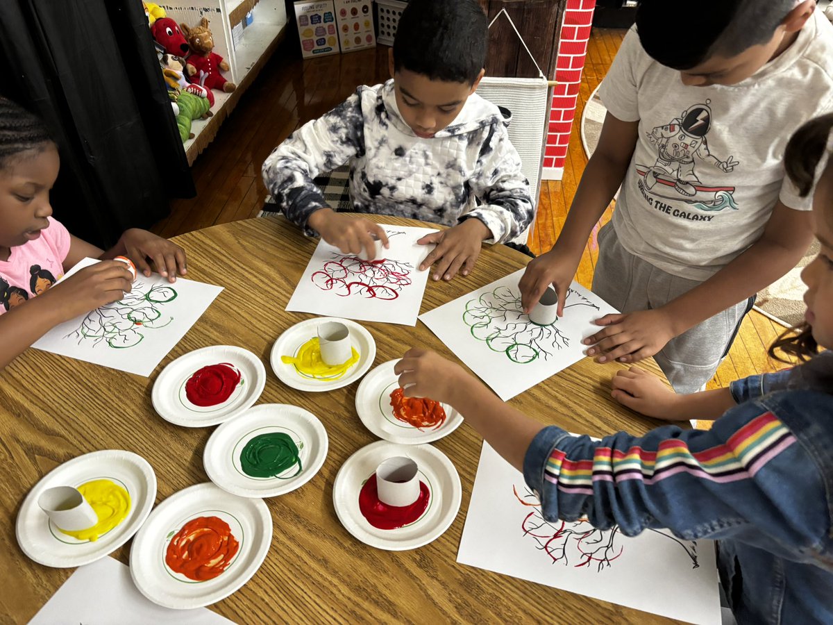 CarrieWhite55's tweet image. How do you know it’s fall? 🍂🍃🍁📚@GreatMindsEd @WitWisdomELA #Module1 #Team2in24