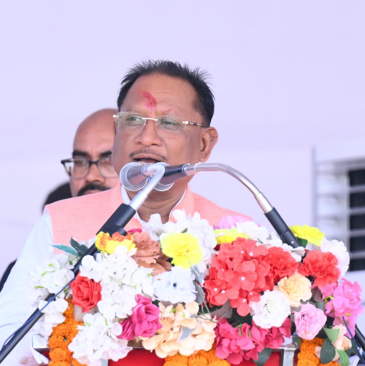 ChhattisgarhCMO's tweet photo. मुख्यमंत्री श्री विष्णु देव साय और केंद्रीय जल शक्ति मंत्री श्री सीआर पाटिल ने आज ग्राम बरगा, राजनांदगांव में आयोजित "स्वच्छता ही सेवा" कार्यक्रम में हिस्सा लिया। इस अवसर पर 32 करोड़ 7 लाख रुपये की लागत से 35 कार्यों का भूमिपूजन और लोकार्पण किया गया। मुख्यमंत्री जी ने कहा, "स्वच्छता अभियान अब जनआंदोलन का रूप ले चुका है, और हम सभी मिलकर छत्तीसगढ़ को स्वच्छ और सुंदर बनाएंगे।" कार्यक्रम के दौरान जल संरक्षण और प्रधानमंत्री आवास योजना के तहत 9.37 लाख आवासों की स्वीकृति पर भी चर्चा हुई। #SwachhBharat #CleanChhattisgarh #SwachhataHiSeva
