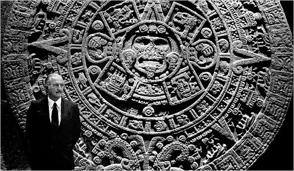 TheUntranslated's tweet photo. Carlos Fuentes for scale https://t.co/wZvwpcUorU