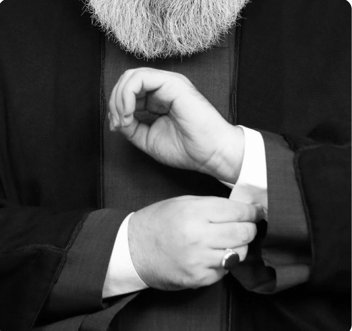 نحنُ جَميعاً نَنتمي إلى مَدرسة
أنبياؤُها شُهداء و أئمَّتها شُهداء و قادَتها شُهداء .

#استشهاد_السيد