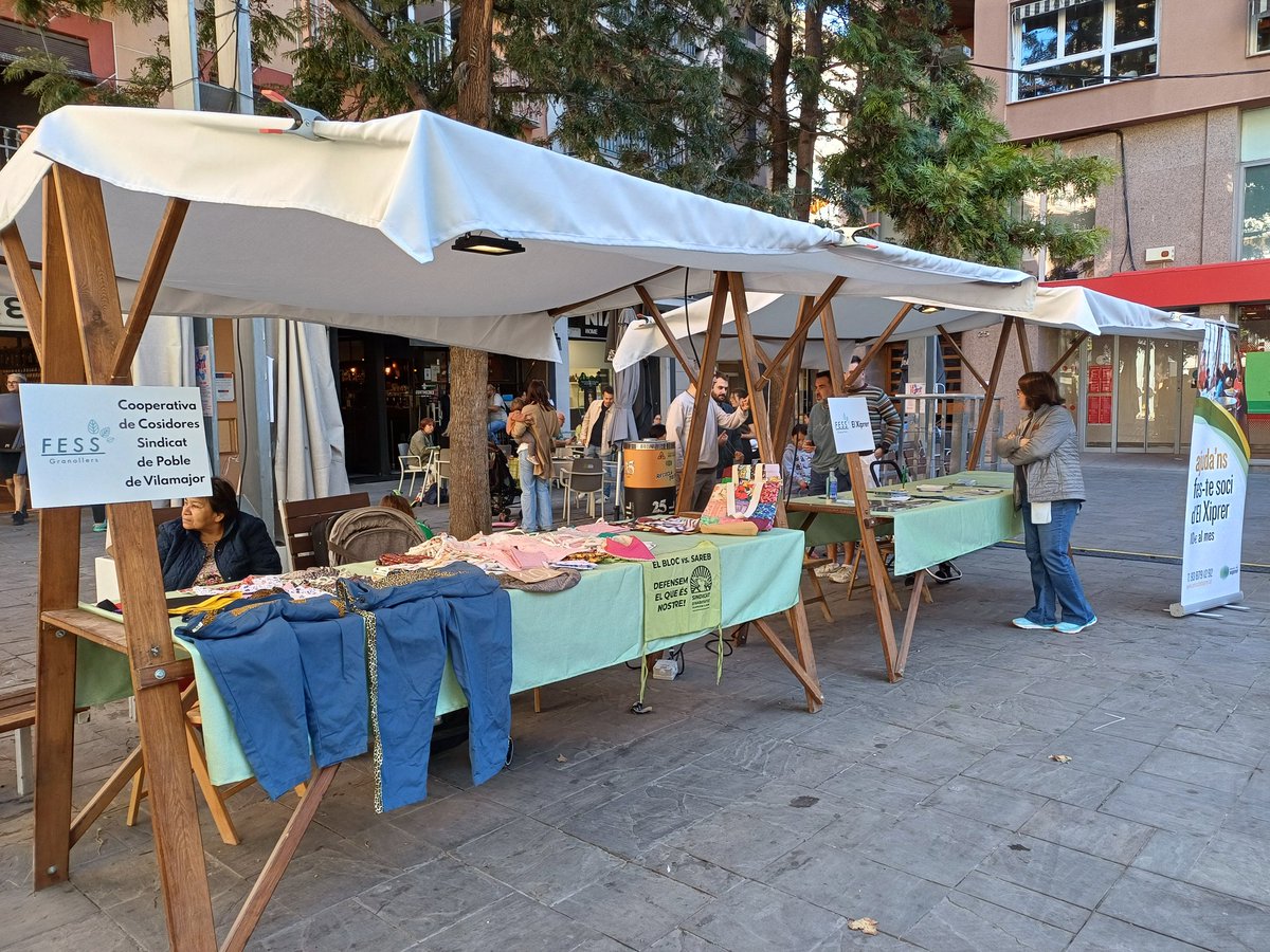 ateneucoopvor's tweet photo. @granpedal @comsoc_cat @fvo_cat 🥰 Hem tingut un matí ben carregat d'activitats i les paradetes d'entitats de l'economia social i solidària han donat vida a la plaça i a la #FESSTA.

✊🏾 Seguim amb molt més aquesta tarda! https://t.co/XPpUotQNQ2