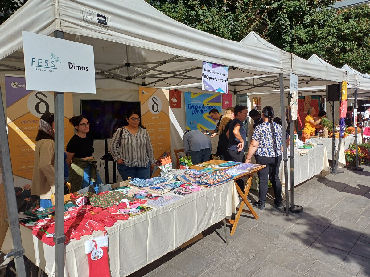 ateneucoopvor's tweet photo. @granpedal @comsoc_cat @fvo_cat 🥰 Hem tingut un matí ben carregat d'activitats i les paradetes d'entitats de l'economia social i solidària han donat vida a la plaça i a la #FESSTA.

✊🏾 Seguim amb molt més aquesta tarda! https://t.co/XPpUotQNQ2