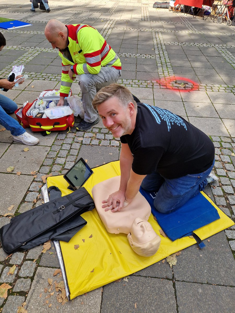 Couldn't pass up the chance to be part of a #CPR awareness session in the centre of #Koln! <a href="/ERC_resus/">ERC - European Resuscitation Council</a> <a href="/ResusCouncilUK/">Resuscitation Council UK</a>