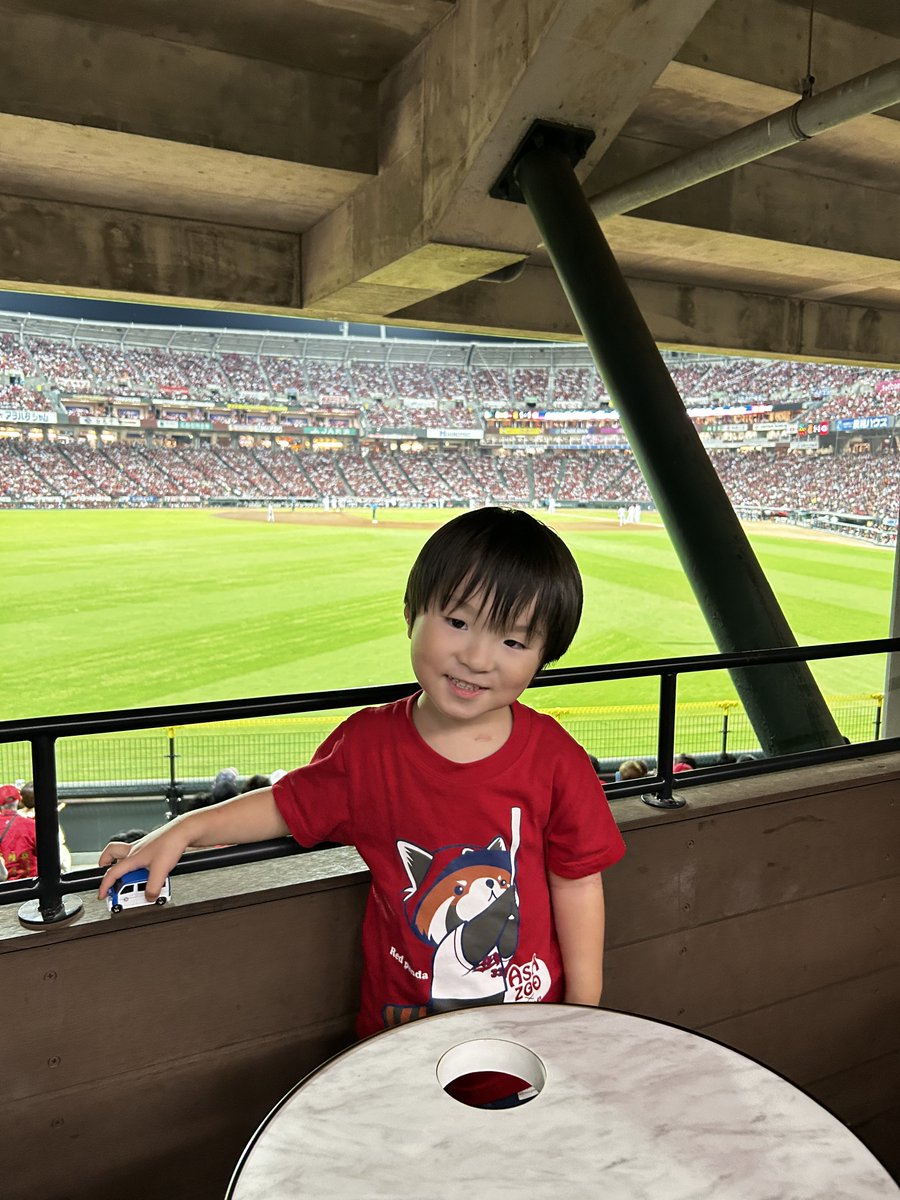 sako_yoshi's tweet photo. カープが優勝すると思って、チケットを取って行ったけど、内村プロデュースを観たくて、途中で帰りました https://t.co/XnKpv2qqX3