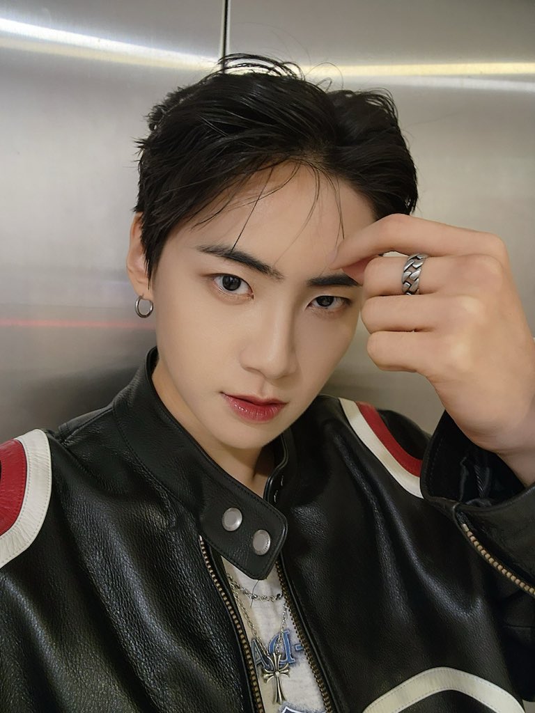 LJH_official's tweet photo. [📸]

◠◠◠◠◠◠୨💙୧◠◠◠◠◠◠
͏ ͏    냉탕과 온탕🧊♨️
 ͏ ͏ ͏ ͏ ͏ ͏ ͏◞ ྀི◟ ͜ ◞ ྀི◟ ͜ ◞ ྀི◟
◡◡◡◡◡◡୨💙୧◡◡◡◡◡◡

#이진혁 #LEEJINHYUK
#JUNGLE https://t.co/YqQ489t4U3