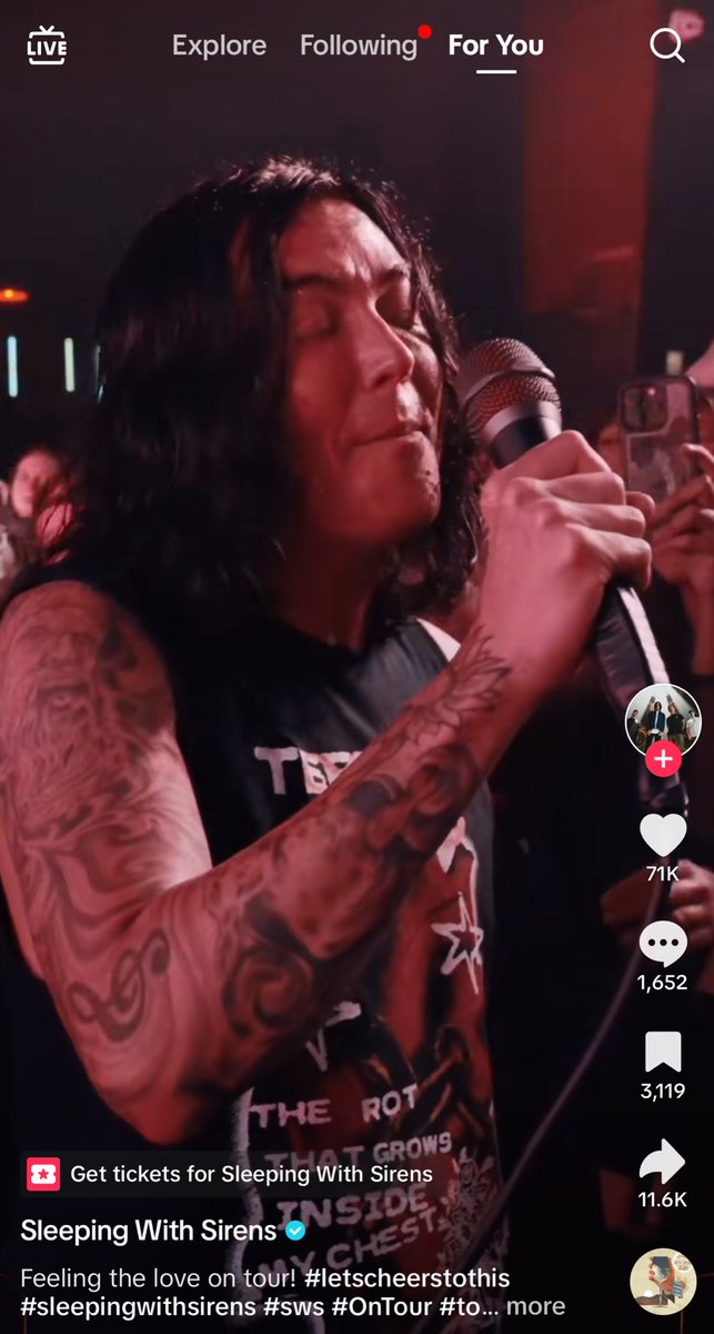 OhMyEmz's tweet photo. i would have never guessed this was kellin quinn until i saw the name of the account https://t.co/MPR6K763Bq