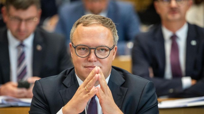 Wer glaubt, dass die Korruption der Kartellparteien und ihrer Komplizen ein neues Phänomen ist, liegt falsch. Die Parteien haben sich den Staat schon vor Jahrzehnten zur Beute gemacht und den Bürger versklavt. Es fiel nur mangels AfD und X nicht auf. #Thüringen #CDU #Landtag