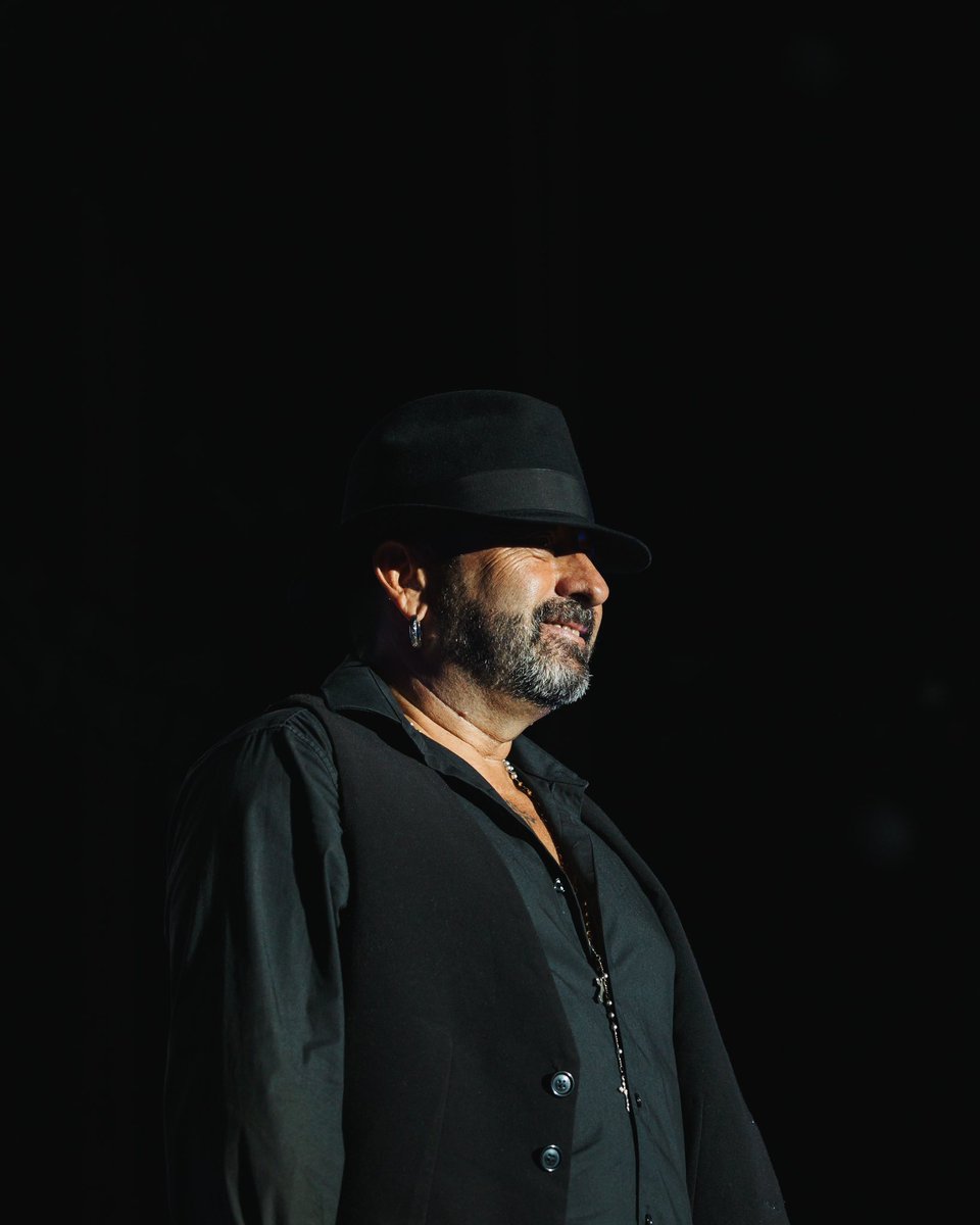 Siempre dije que nunca llovería eternamente.

Ahora ya repuesto, vamos a terminar esta gran gira como se merece, este disco que tantas alegrías me dió.

Vamos a Murcia cargados de ilusión y deseando estar este final de tramo, agarrado a tanta gente que me quiere.

¡Vamos  Murcia!
