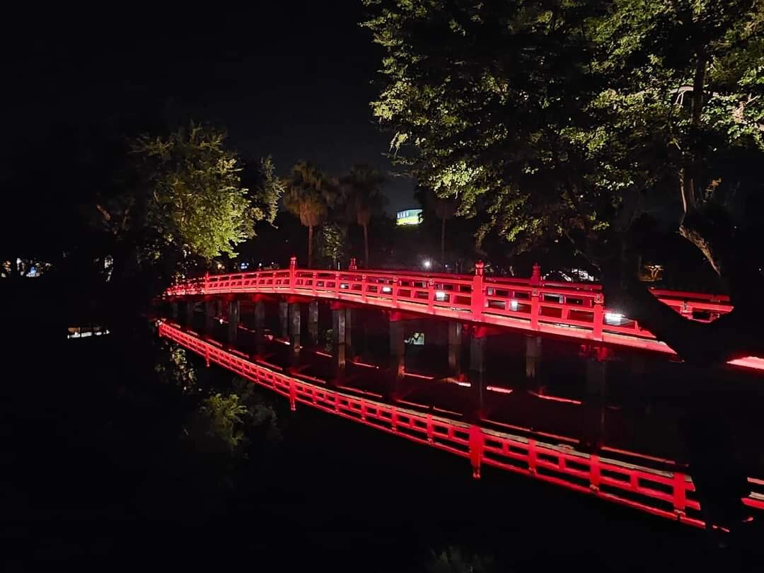 夜の公園はとても美しくて、色とりどりのすべてがあって、きらめく照明は色とりどりの花火のようで、公園を満たして、公園の身なりのいっそう美しく魅力的です。