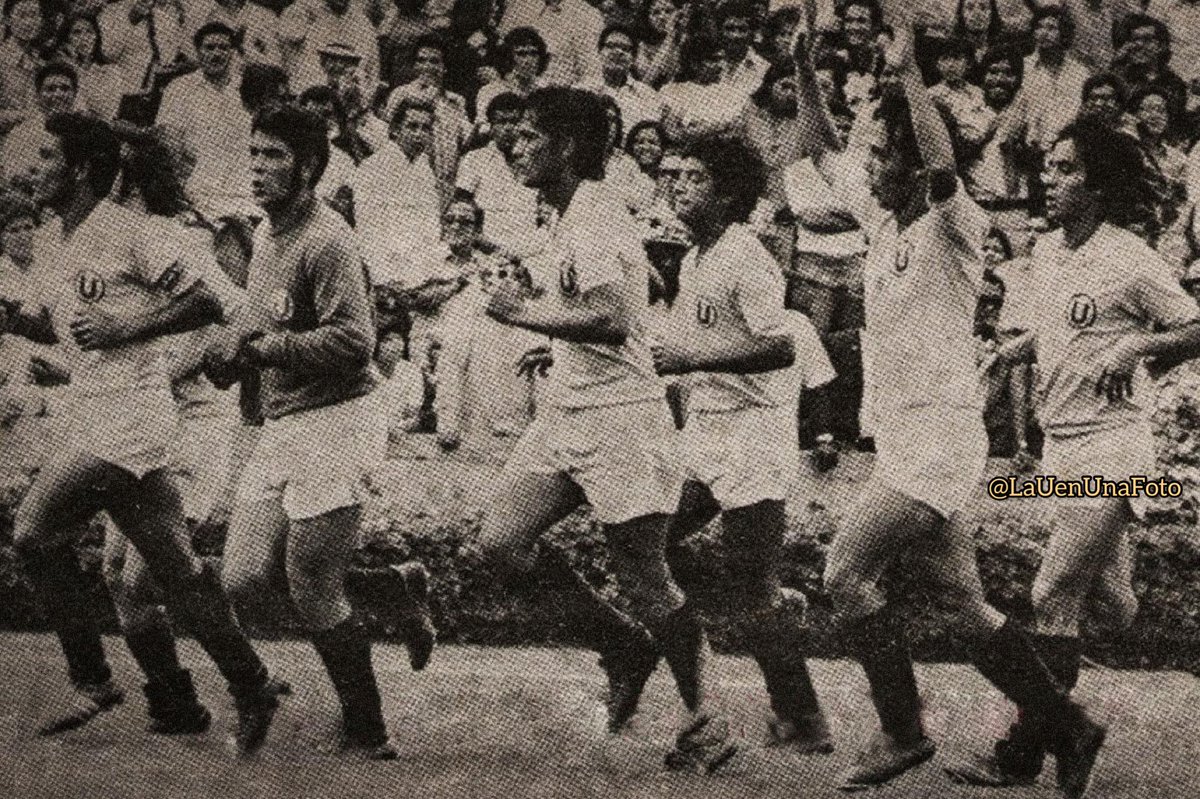 #MiraCrema

📸 Momento exacto en el que la U da la vUelta olímpica en matUte motivo de haber ganado el cuadrangular internacional que se desarrolló por la inauguración de ese estadio en 1974 🔝✨