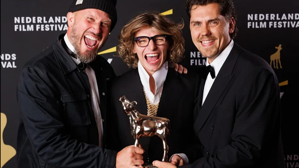 alzheimernl's tweet photo. Dik verdiend: zorgvernieuwer @TeunToebes en filmmaker Jonathan de Jong winnen een #GoudenKalf Publiek voor hun documentaire #HumanForever. 👏
Teun: “We hebben nooit durven dromen dat een hoopvolle film over #dementie zo massaal omarmd zou worden in de samenleving." https://t.co/JFe2puLkQg