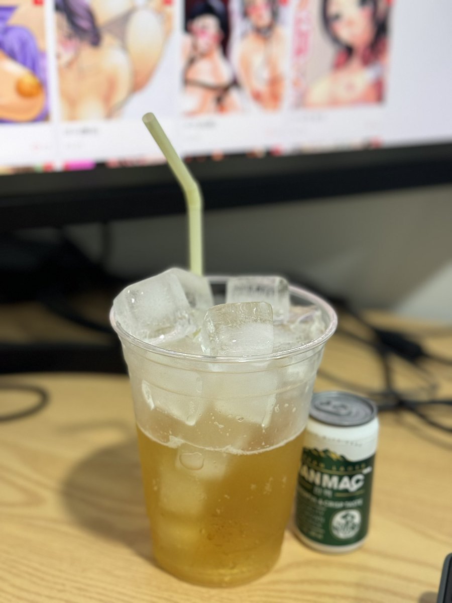 불토는 맥주지 🍺
술을 마실때 안주를 안먹는데 오늘은 와이프가 없어서 그런가 안주가 땡기네 😭

맥주는 얼음컵에 빨때가 진리 🤣🤣