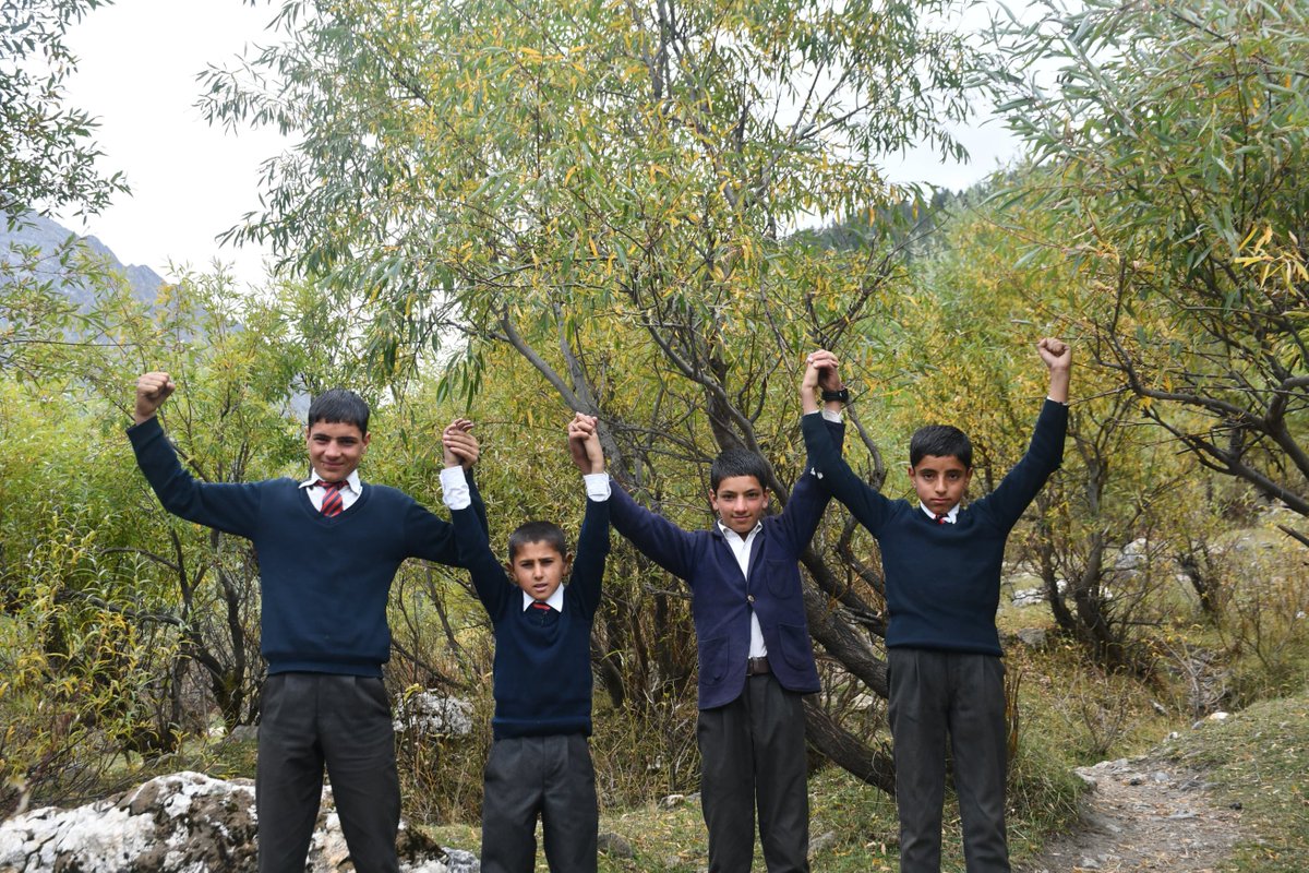 HukusBukus_786's tweet photo. #IndianArmy organised an educational tour for the students of AGS #Baraub. The aim of the tour was to raise awareness of how tourism affects the cultural, political, social and economic values of the community.
#Kashmir #TourismDay2024 #IPL2025 #tourists #GreenEnergy https://t.co/u3sT6kdHJu