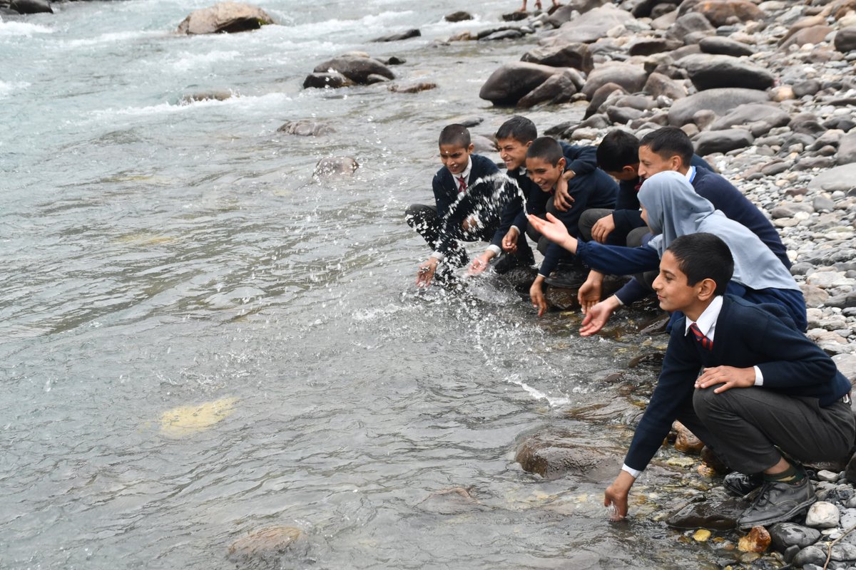 HukusBukus_786's tweet photo. #IndianArmy organised an educational tour for the students of AGS #Baraub. The aim of the tour was to raise awareness of how tourism affects the cultural, political, social and economic values of the community.
#Kashmir #TourismDay2024 #IPL2025 #tourists #GreenEnergy https://t.co/u3sT6kdHJu