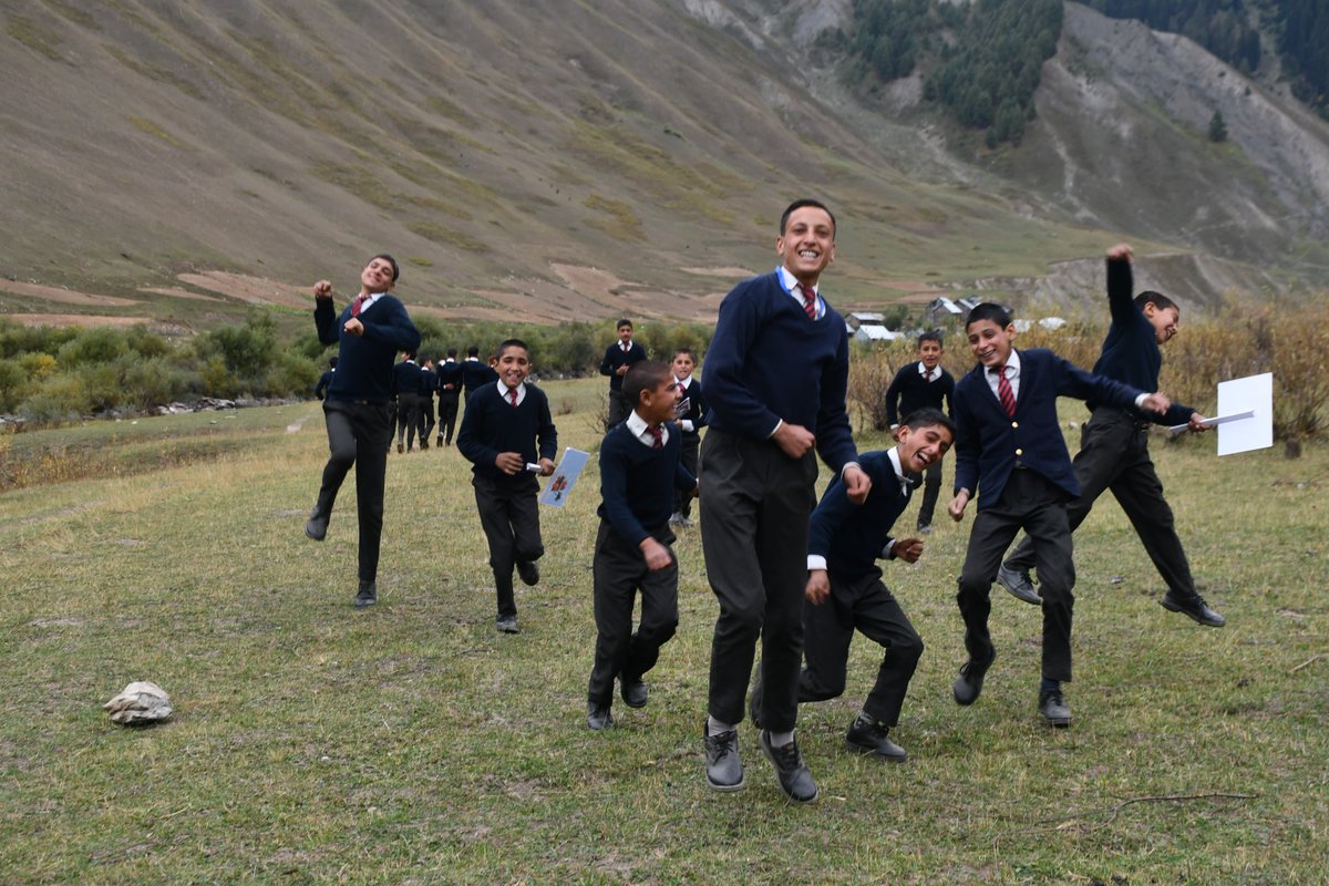 HukusBukus_786's tweet photo. #IndianArmy organised an educational tour for the students of AGS #Baraub. The aim of the tour was to raise awareness of how tourism affects the cultural, political, social and economic values of the community.
#Kashmir #TourismDay2024 #IPL2025 #tourists #GreenEnergy https://t.co/u3sT6kdHJu