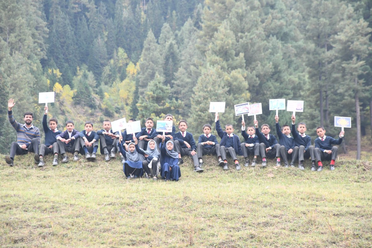 HukusBukus_786's tweet photo. #IndianArmy organised an educational tour for the students of AGS #Baraub. The aim of the tour was to raise awareness of how tourism affects the cultural, political, social and economic values of the community.
#Kashmir #TourismDay2024 #IPL2025 #tourists #GreenEnergy https://t.co/u3sT6kdHJu