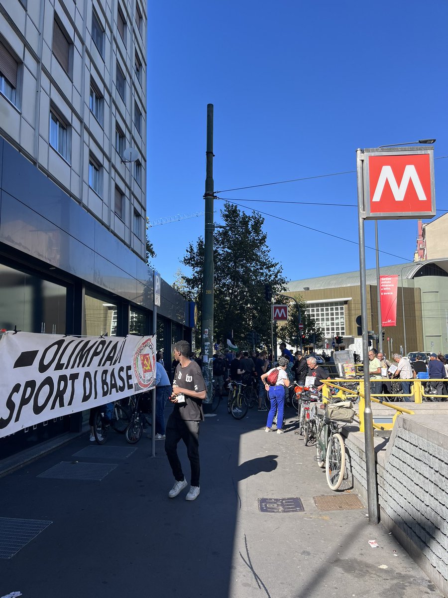 OffTopic_lab's tweet photo. #Milano #FakeWeek #criticalmass contro il #greenwashing e la città olimpica esclusiva e per pochi. Diritto alla città diritto all’abitare per tuttə https://t.co/zrW9rp1EQ0