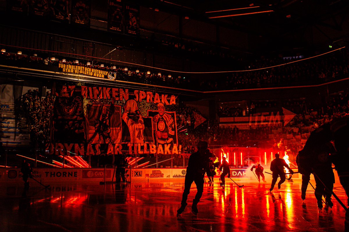 Brynas's tweet photo. "Låt rinken spraka – Brynäs är tillbaka"

⚫️🟡🔴 https://t.co/5bl4pAK8Nd