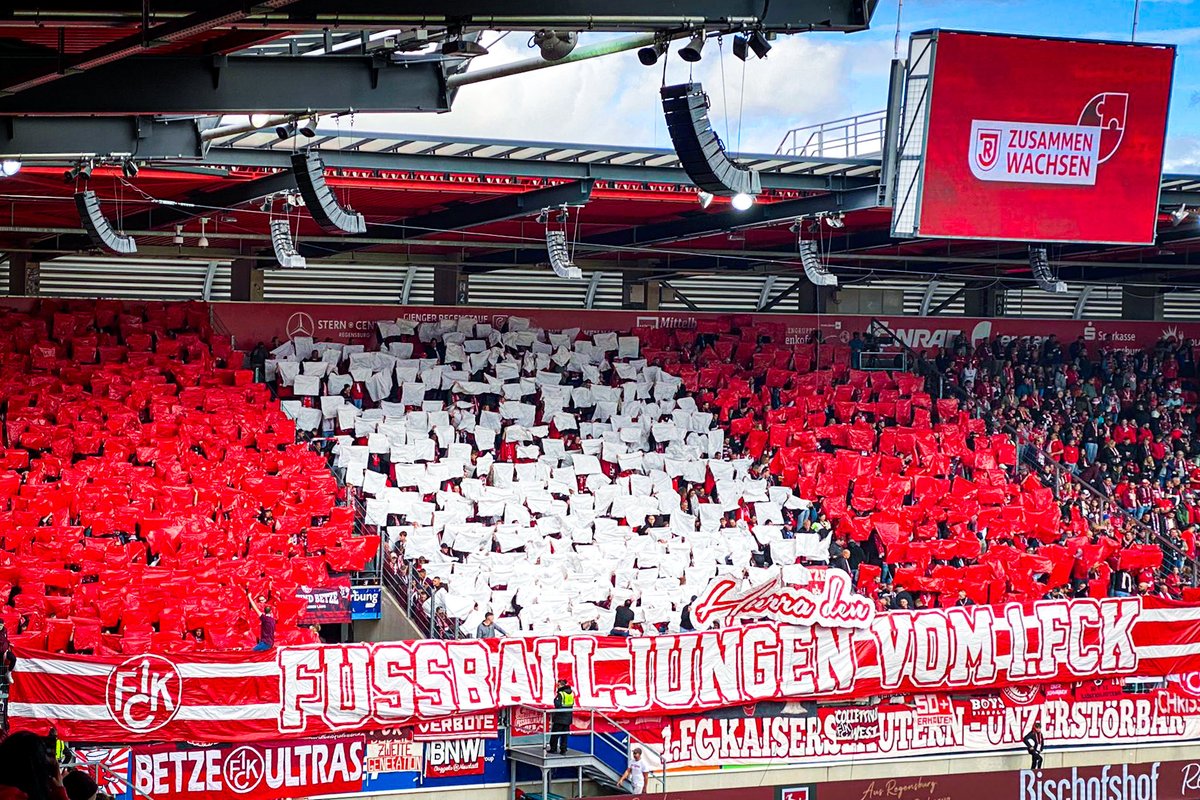 nico5381's tweet photo. Schwere Kost beim 0:0 zwischen dem SSV Jahn Regensburg und dem #Betze. Genau wie vor eineinhalb Jahren trennen sich beide Teams torlos im #Jahnstadion. Am Ende der Saison stieg der SSV ab. #SSVFCK #Groundhopping https://t.co/Fk9zVNOPkH