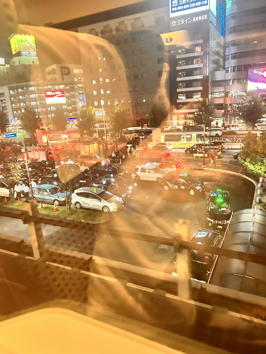 jb19981221's tweet photo. 名古屋駅タクシー乗り場すごい事なってる
人身事故かな？ https://t.co/TEblBr5gYO