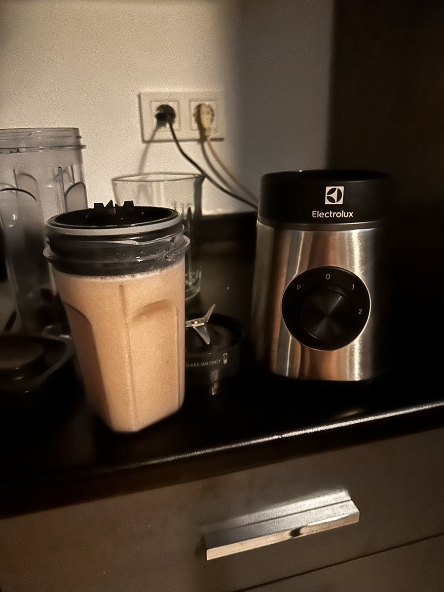 Hayatimda gordugum en kotu blender tasarimi <a href="/ElectroluxGroup/">Electrolux Group</a> kapagi acilmiyor acmak icin pensesi olan varmi :) #electrolux #blender