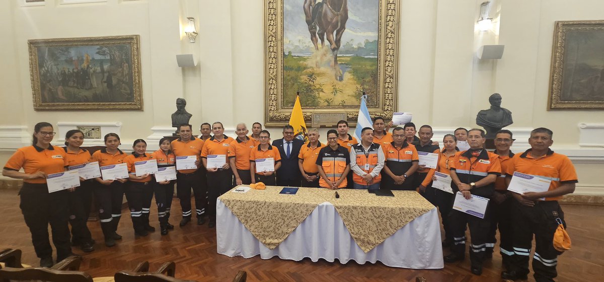 Riesgos_Ec's tweet photo. 📍#Guayas
Participamos en ceremonia de clausura de actualización de conocimientos del personal de Voluntarios de Protección @CivilEcuador del cantón #Guayaquil.+ https://t.co/sMmyyn65Vc