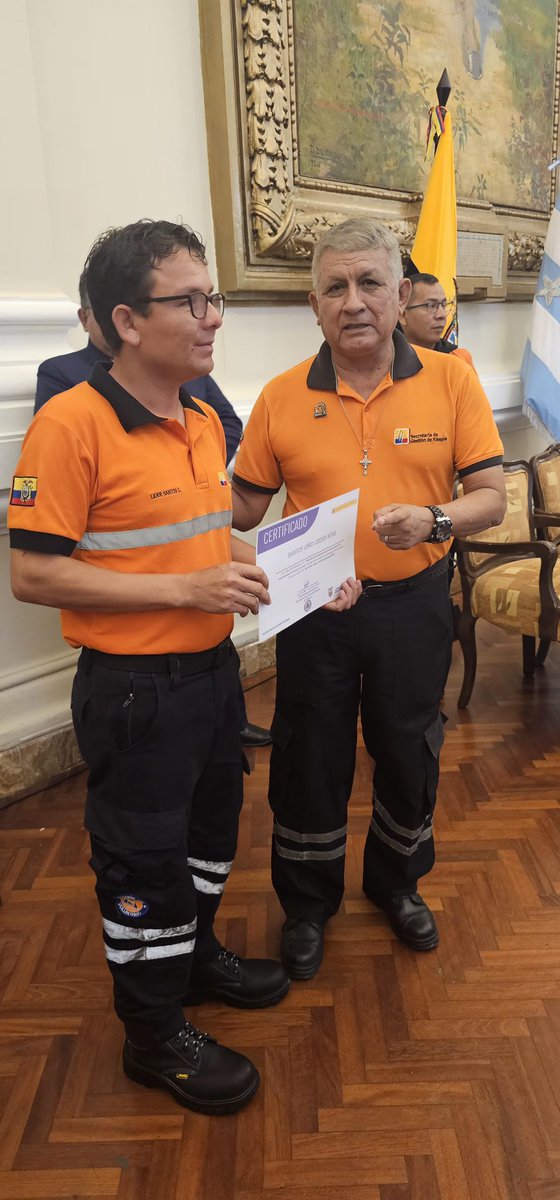 Riesgos_Ec's tweet photo. 📍#Guayas
Participamos en ceremonia de clausura de actualización de conocimientos del personal de Voluntarios de Protección @CivilEcuador del cantón #Guayaquil.+ https://t.co/sMmyyn65Vc