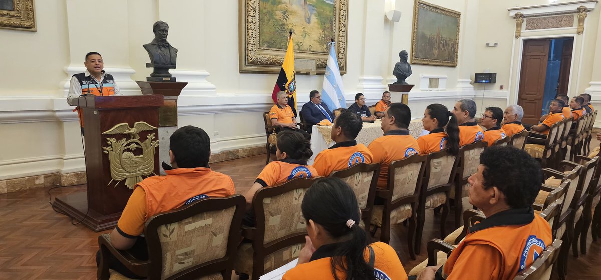 Riesgos_Ec's tweet photo. 📍#Guayas
Participamos en ceremonia de clausura de actualización de conocimientos del personal de Voluntarios de Protección @CivilEcuador del cantón #Guayaquil.+ https://t.co/sMmyyn65Vc