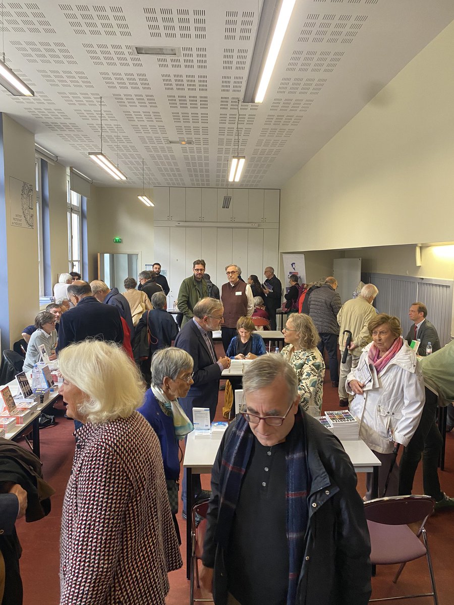 BenRivLJC's tweet photo. En direct du Festival Protestant du livre à Paris boulevard Arago. 
Du monde, du soleil, et surtout des (bons) livres 📚👌🏼👌🏼 merci à la @Libjeancalvin 🤩🤩@Reg_Protestants #festivalprotestantdulivre @ReformeHebdo #protestantisme #histoire #culture #livres #huguenot https://t.co/SNKXHbCSpG