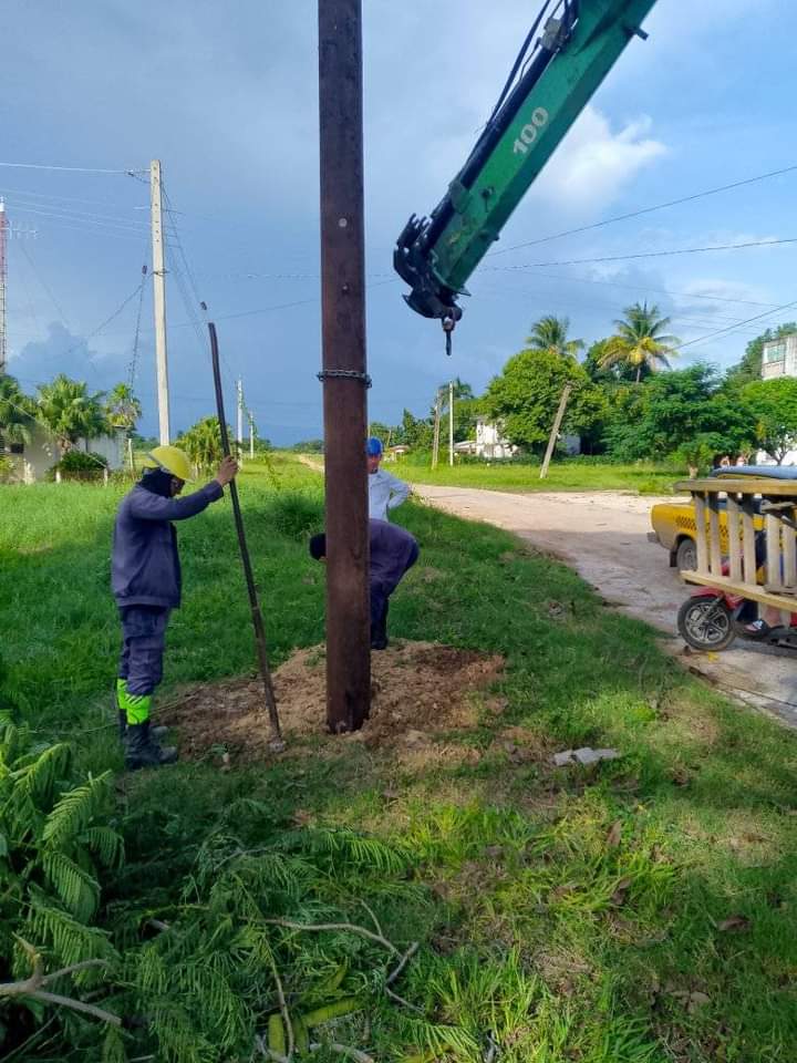 Brigadas eléctricas de Encrucijada y Centro de Operaciones Provincial apoyan trabajo de desvío de línea en el circuito 79 de Santo Domingo.
#ElectricosVillaclareños
#JuntosPorVillaClara