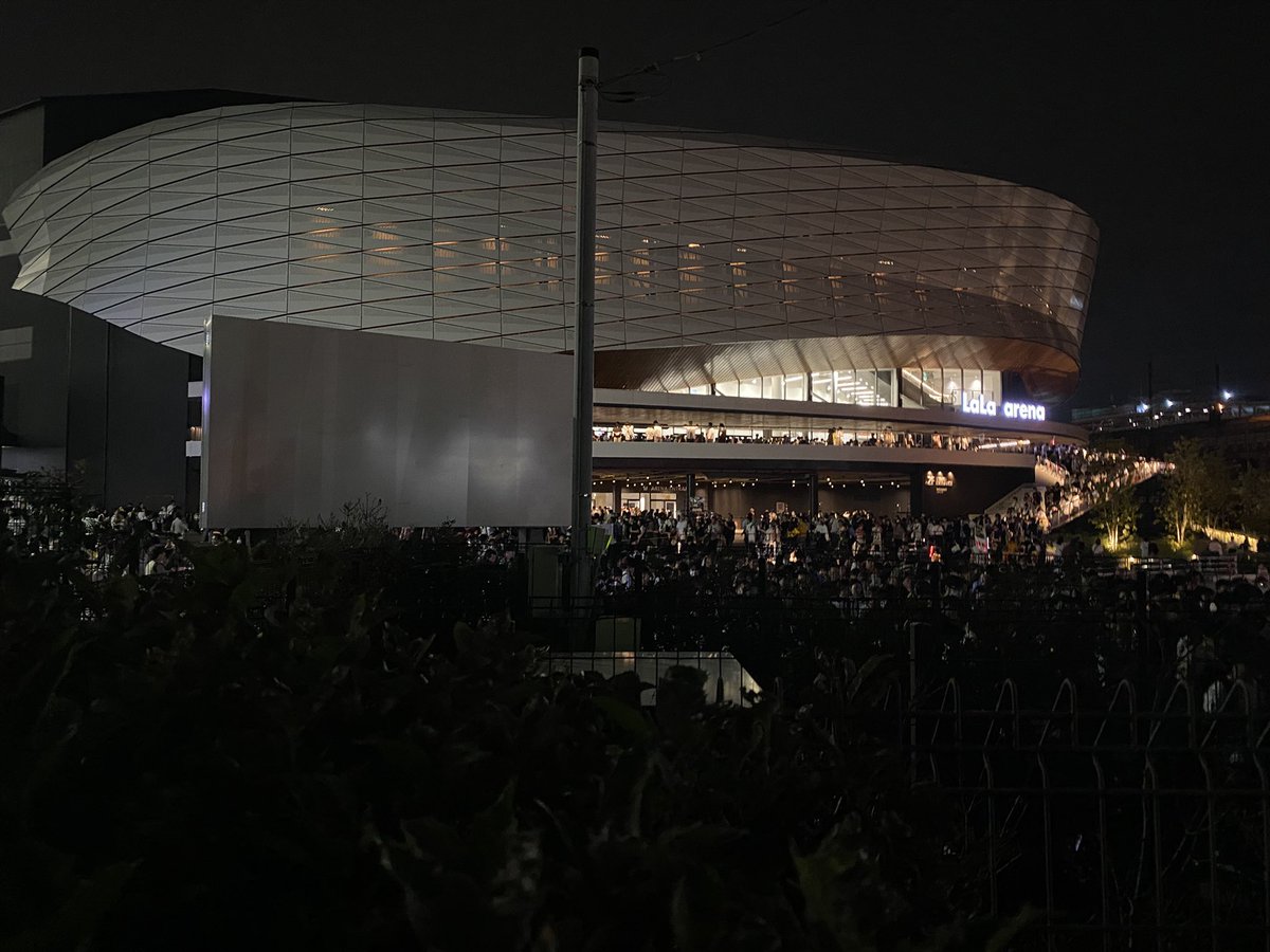 baycity_map's tweet photo. あいみょんのライブ最高だった。私のライブ初めての人〜で手をあげれた。昭和生まれ〜でオスみ出せた。お決まりのノリ方もマネできた。歌詞家出に遭遇できた。会場の音響も照明も素敵。みんなの言うように神セトリだったと思うし退場時のBGMもツボ。もちろん歌声も演奏も神。Kアリも当たれ！
#ドルアパ https://t.co/pjLMn4fdgq