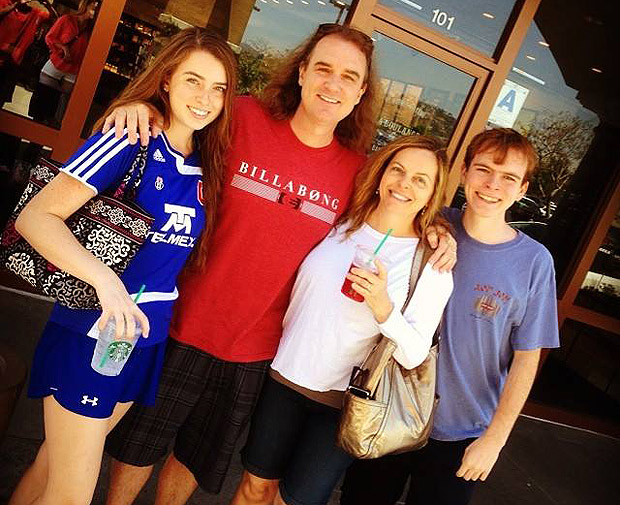 Eslayier's tweet photo. me acorde de la hija del bajista de Megadeth Dave Ellefson que andaba con la camiseta de la U en una salida familiar JAJAJAJJ que grande xdd #VamosLaU https://t.co/7I4v9tCOu4