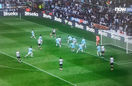 now_arsenaI's tweet image. Manchester City with all 11 players in the penalty area trying to defend a Newcastle attack this afternoon.

Boring, boring football.