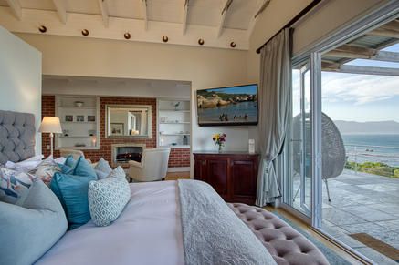 The final stop on our South African Coastal Odyssey is Simon's Town and Tintswalo Boulders, an exquisite and intimate retreat boasting magnificent views of the iconic Boulders Beach #Southfrica buff.ly/3Y28dIc #Capetown #Coastal #Africaexperts (Photo Cred: David Smith)