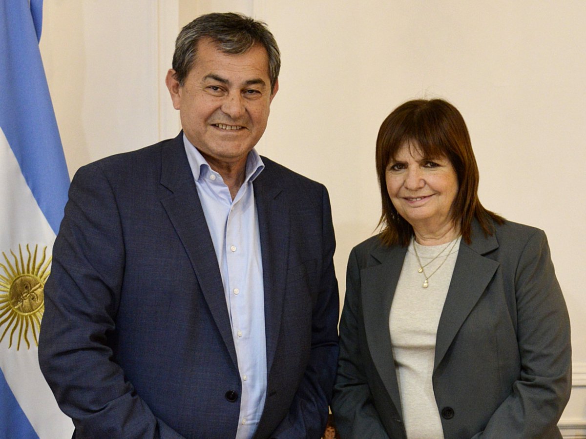 PatoBullrich's tweet photo. REPRESALIA POR ADHERIR AL CAMBIO

Atilio Basualdo, intendente de Las Lomitas, Formosa, hace pocos días se acercó a verme para compartir el proyecto del cambio, abandonando aquel proyecto que sumió en la pobreza a su provincia.  

Hoy a la mañana sufrió una represalia inmediata de Gildo Insfrán. La Policía provincial le baleó un camión de agua que llevaba para los animales de su campo. Le dispararon con armas de fuego a las cubiertas. ¡Ahí están parados al lado del camión! 

Los jueces deberán demostrar que son jueces y no empleados del gobernador. 

¡Libertad para los formoseños!