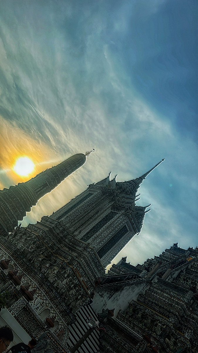 Question is Muay Thai, but for how long 1 week, 2 weeks or a whole month? 🤔

In the meanwhile enjoy the scenery…

#thailand #Travel #sunset #skyline