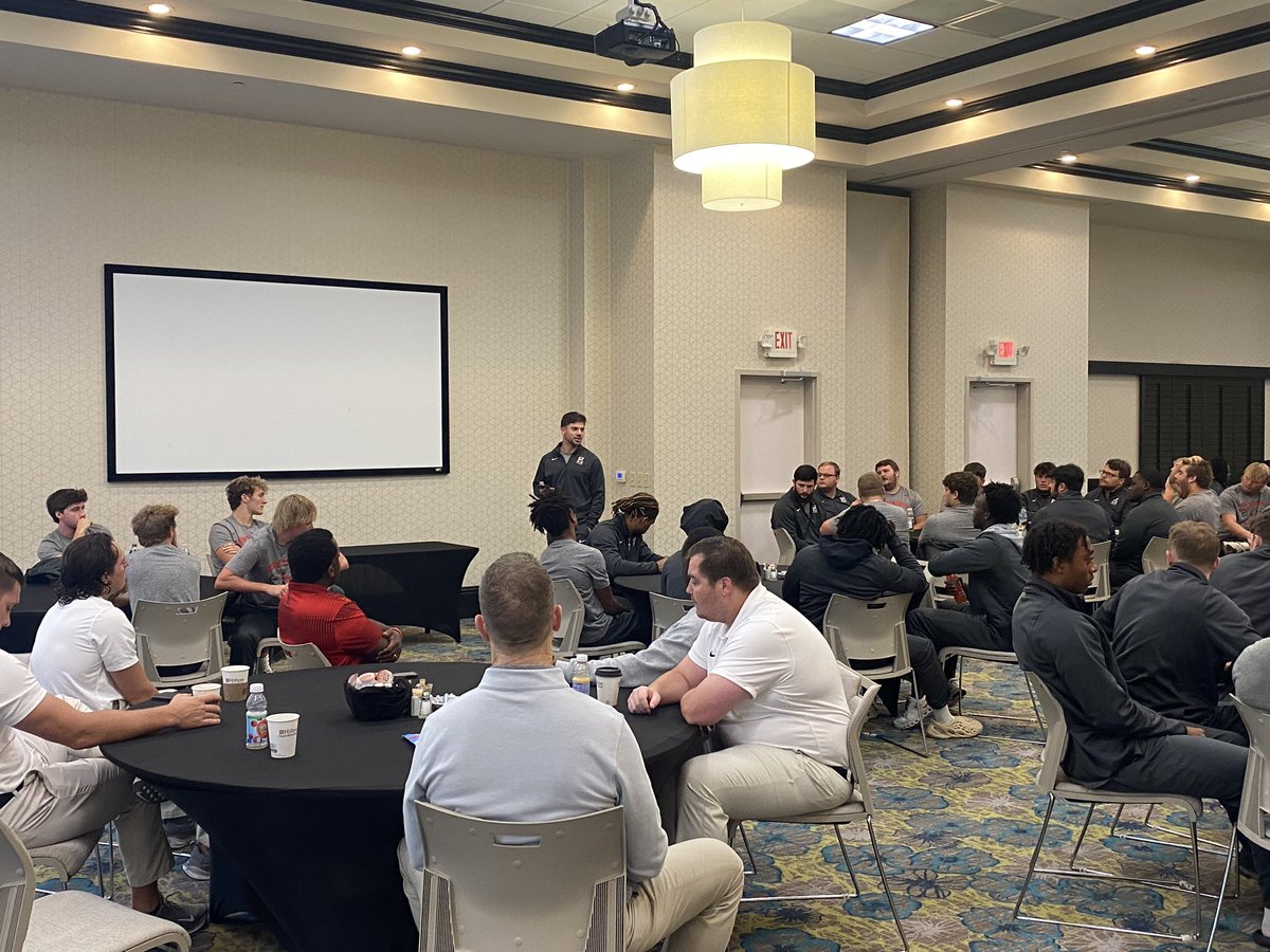 HawksFootball's tweet photo. Today’s pregame devotion was brought by senior DB Jack Blackman. Jack talked about being fully devoted to God, our families, and this team. Your Hawks kickoff at 1PM CT in Conway, Arkansas vs Hendrix College.
#WHOOP https://t.co/VQgOx0cYZ7