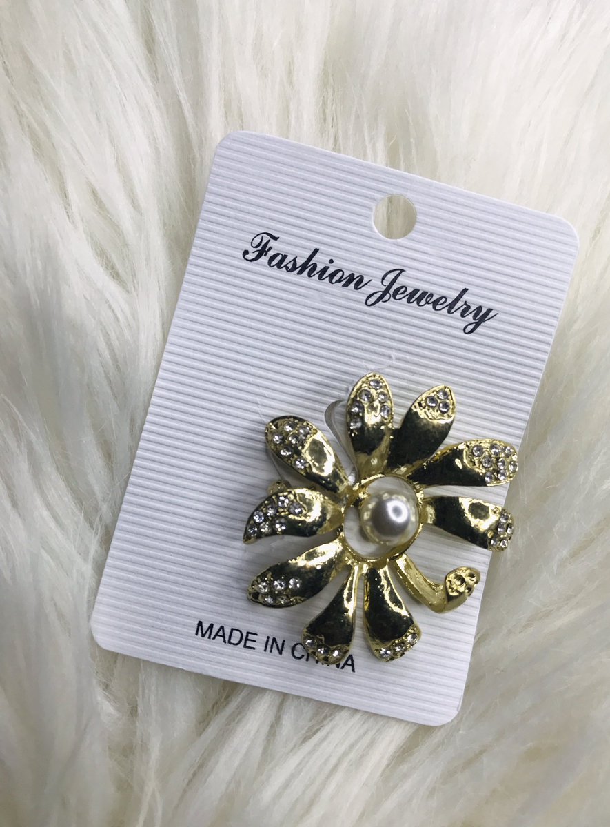 ShopwithMo's tweet image. Simple flower brooch with rhinestone and pearl detail 
Price: 2000

Kindly, send a DM to order yours 
Nationwide delivery 
Pick up option 

ShopwithMo🛍