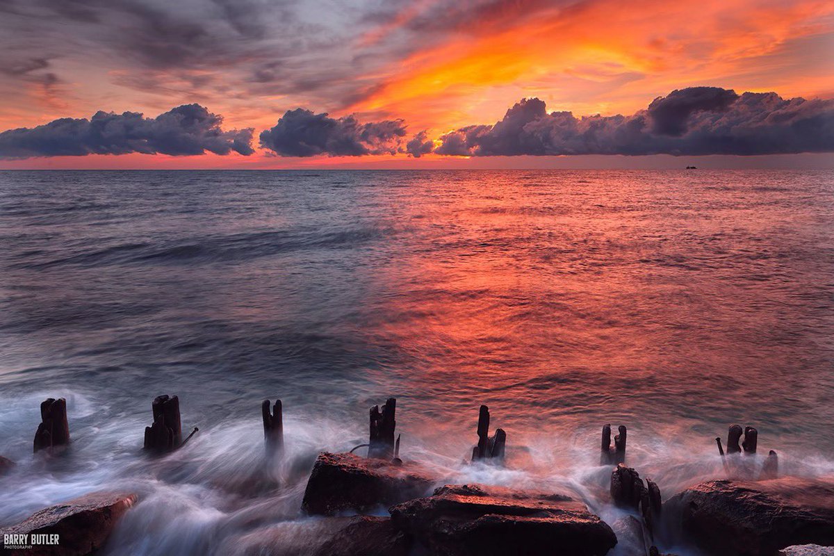 barrybutler9's tweet photo. Chicago lakefront sunrise on Weekend Rewind, 2012.