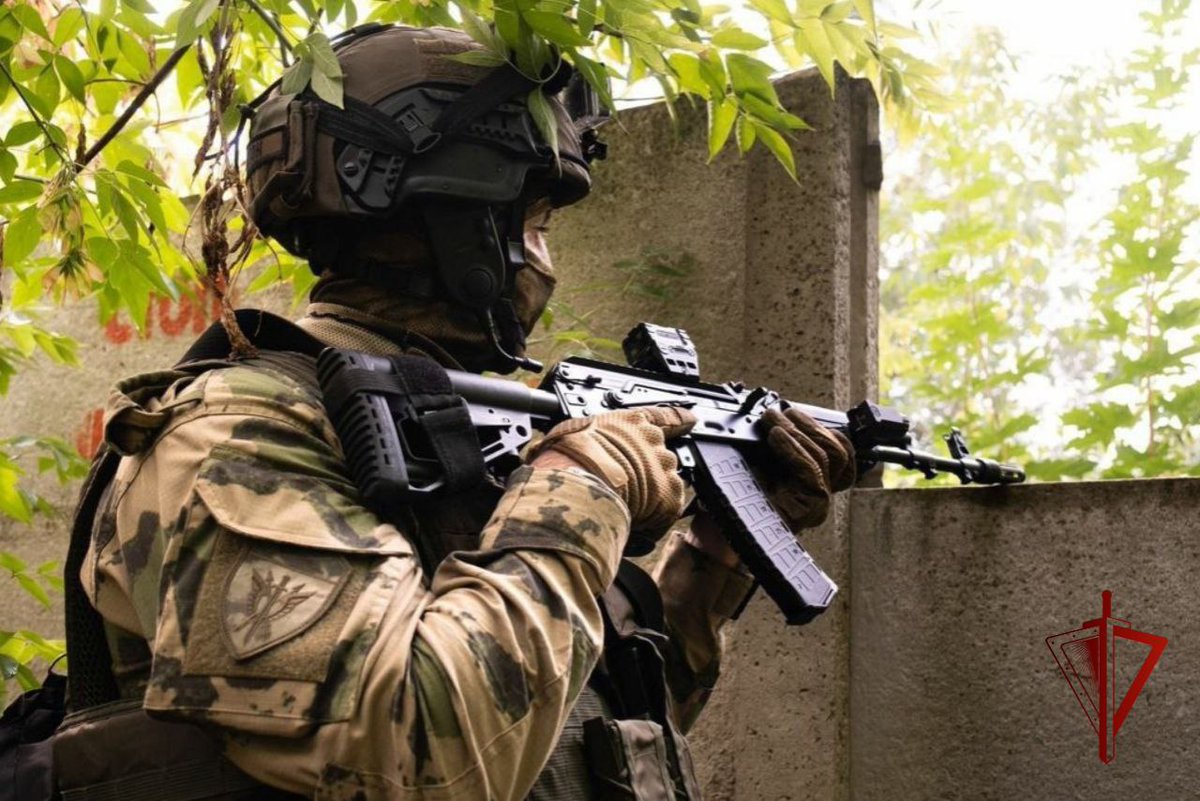 TheGreyPatriot_'s tweet photo. 🇷🇺 Today's training of SOBR unit from Main Rosgvardia Directoriate for Donetsk People's Republic.

#Russia #Russian #Russians #Today #SVO #Rosgvardia #Police #Security #SOBR #Tactical #AK74 #KMAK #SOF #SSO #Donetsk https://t.co/PzMf1hGk2D