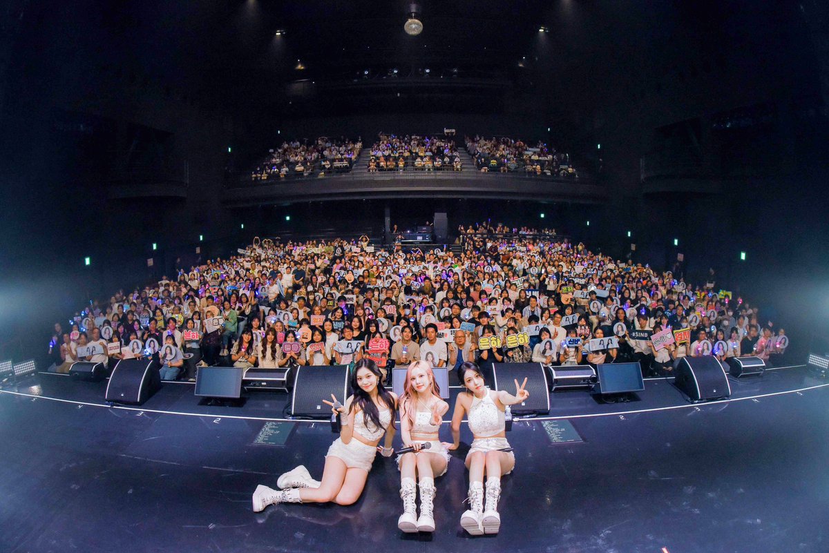 [#VIVId_dayZ] 📸

2024 VIVIZ WORLD TOUR [V.hind : Love and Tears] in OSAKA 완료✨

나비와 함께 써 내려간 이 모든 건 환상이 아니야🤫 행복으로 가득 채워질 날들을 앞으로도 함께해요💜

#VIVIZ #비비지
#EUNHA #은하 
#SINB #신비 
#UMJI #엄지
#Vhind_LoveandTears